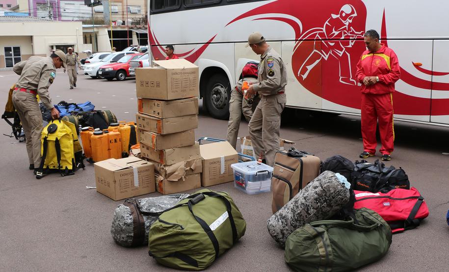 Familiares recepcionam bombeiros militares que atuaram no combate às queimadas na Floresta Amazônica