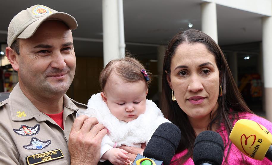 Familiares recepcionam bombeiros militares que atuaram no combate às queimadas na Floresta Amazônica