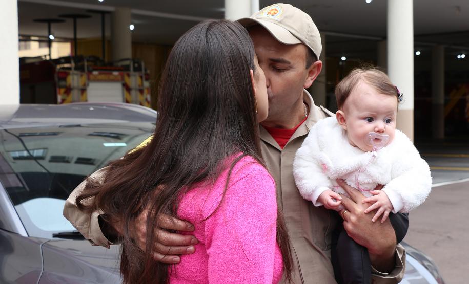 Familiares recepcionam bombeiros militares que atuaram no combate às queimadas na Floresta Amazônica