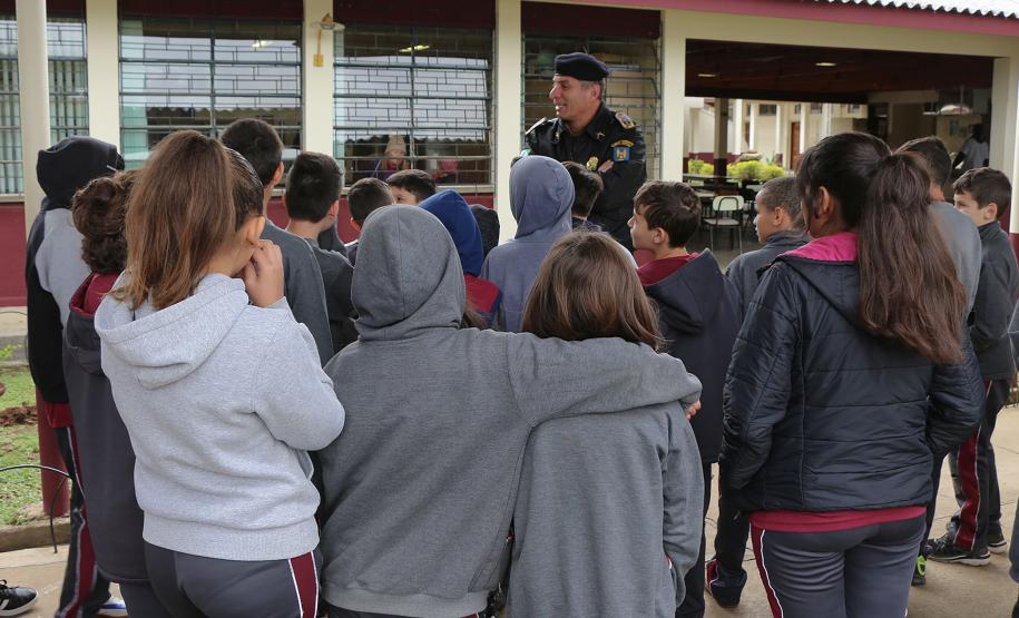 Comandante-Geral planta árvore em escola Estadual de Curitiba (PR) em prol do Projeto Paraná Mais Verde