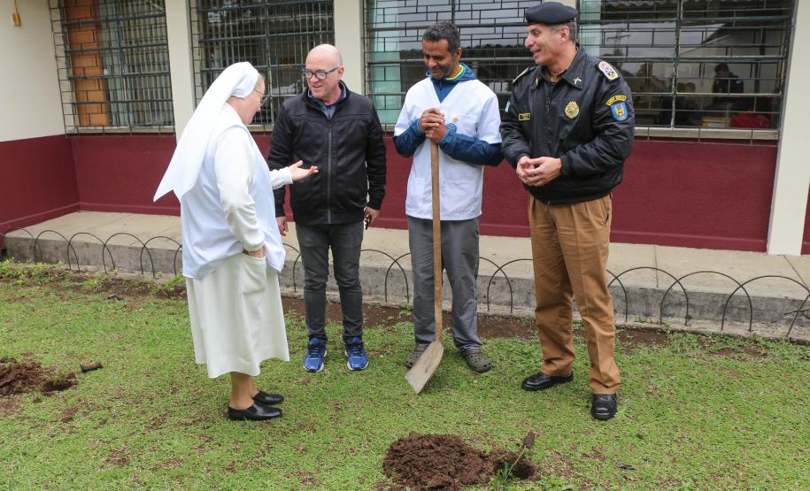 Comandante-Geral planta árvore em escola Estadual de Curitiba (PR) em prol do Projeto Paraná Mais Verde