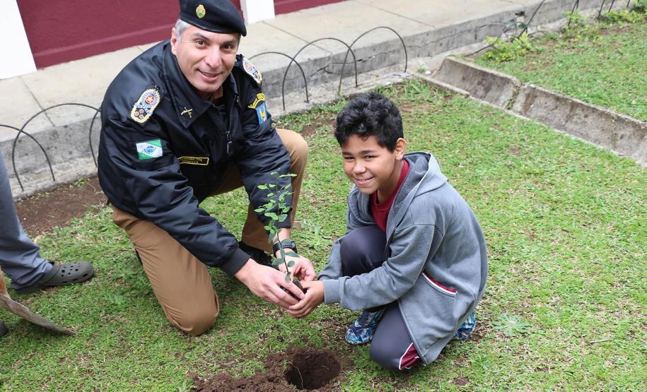 Comandante-Geral planta árvore em escola Estadual de Curitiba (PR) em prol do Projeto Paraná Mais Verde