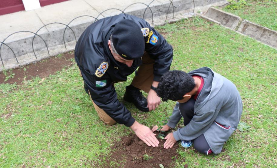 Comandante-Geral planta árvore em escola Estadual de Curitiba (PR) em prol do Projeto Paraná Mais Verde