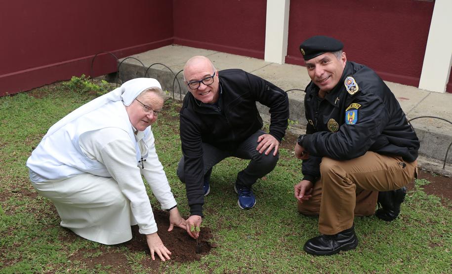 Comandante-Geral planta árvore em escola Estadual de Curitiba (PR) em prol do Projeto Paraná Mais Verde