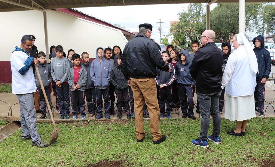 Comandante-Geral planta árvore em escola Estadual de Curitiba (PR) em prol do Projeto Paraná Mais Verde