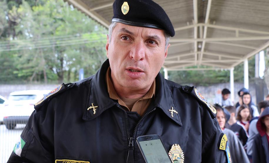 Comandante-Geral planta árvore em escola Estadual de Curitiba (PR) em prol do Projeto Paraná Mais Verde