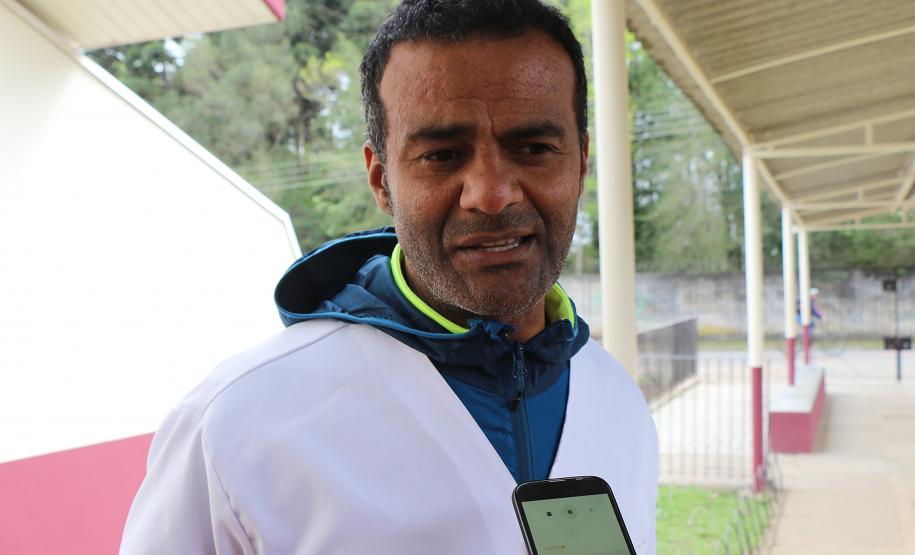 Comandante-Geral planta árvore em escola Estadual de Curitiba (PR) em prol do Projeto Paraná Mais Verde