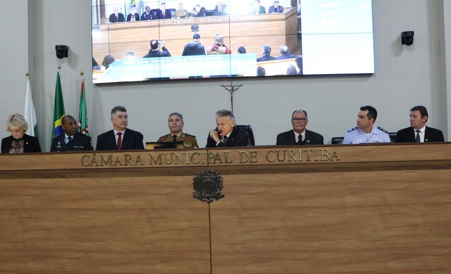 Comandante-Geral da PM recebe título de Cidadão Honorário de Curitiba durante sessão solene na Câmara Municipal