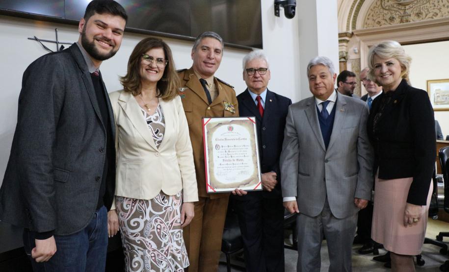 Comandante-Geral da PM recebe título de Cidadão Honorário de Curitiba durante sessão solene na Câmara Municipal