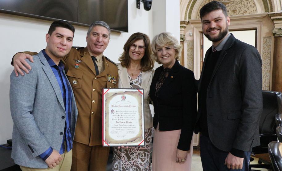 Comandante-Geral da PM recebe título de Cidadão Honorário de Curitiba durante sessão solene na Câmara Municipal