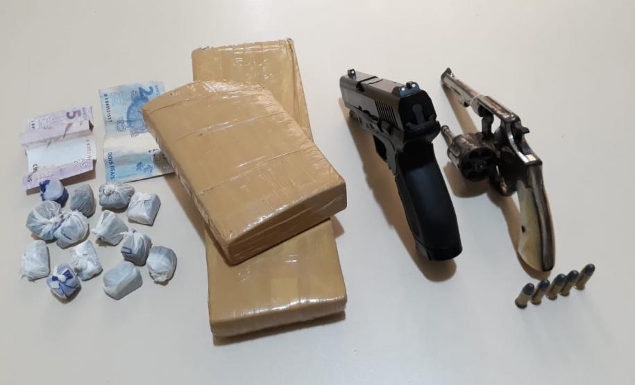 Ao atender ocorrências distintas, PM de Toledo apreende drogas, arma e simulacro