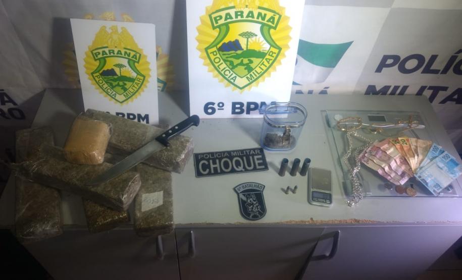 PM apreende quase cinco quilos de maconha e quatro homens acabam presos no Oeste do estado