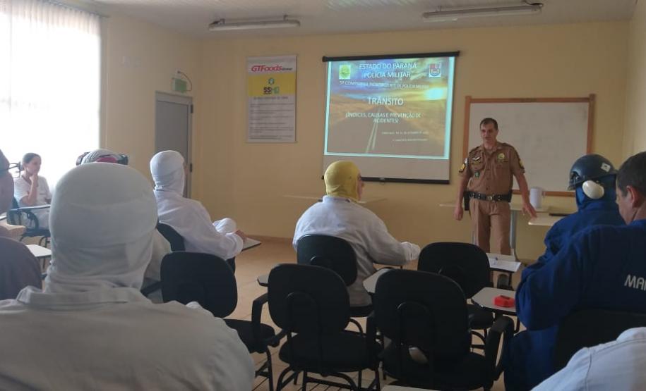 Policial militar ministra palestra sobre segurança no trânsito na cidade de Terra Boa (PR), no Noroeste do estado