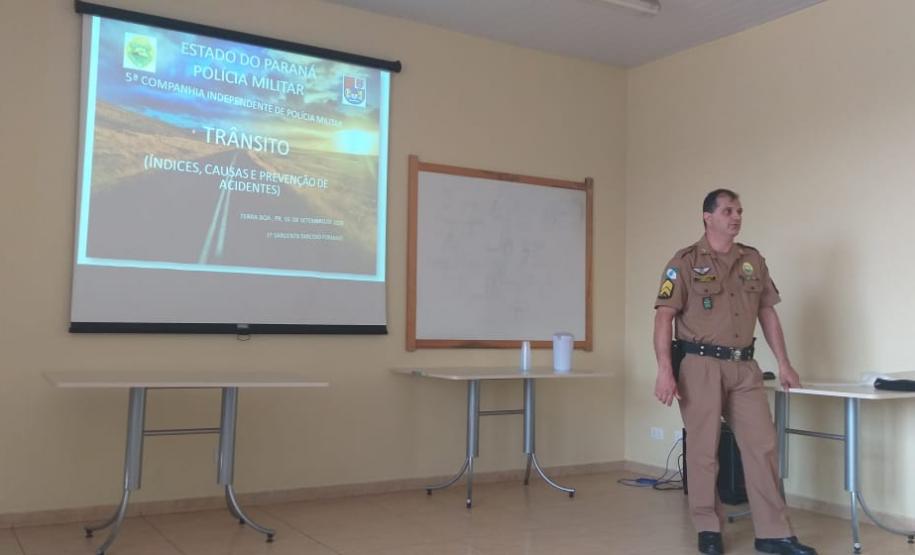 Policial militar ministra palestra sobre segurança no trânsito na cidade de Terra Boa (PR), no Noroeste do estado