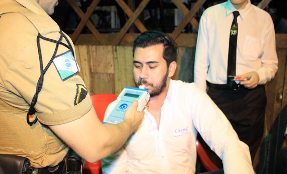 PM orienta população de Cianorte (PR) sobre a perigosa combinação do álcool com a direção