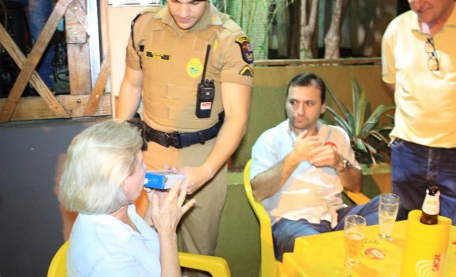 PM orienta população de Cianorte (PR) sobre a perigosa combinação do álcool com a direção