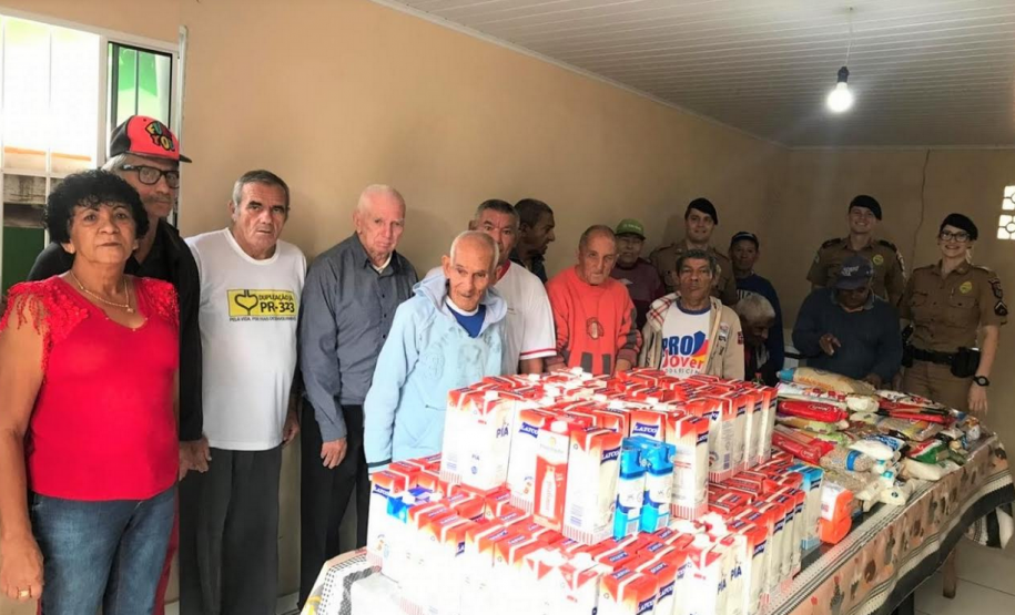População de Cruzeiro do Oeste faz doação de 300 quilos de alimentos e 300 litros de leite durante evento da PM