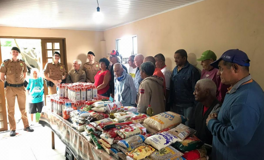 População de Cruzeiro do Oeste faz doação de 300 quilos de alimentos e 300 litros de leite durante evento da PM