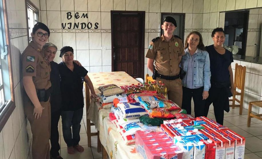 População de Cruzeiro do Oeste faz doação de 300 quilos de alimentos e 300 litros de leite durante evento da PM