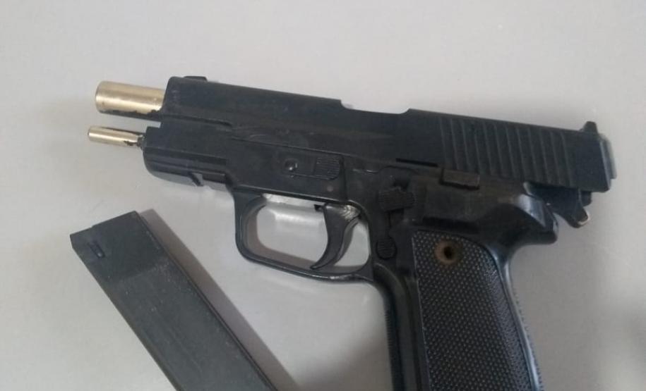 No Noroeste do estado, PM apreende simulacro e encaminha usuários de drogas