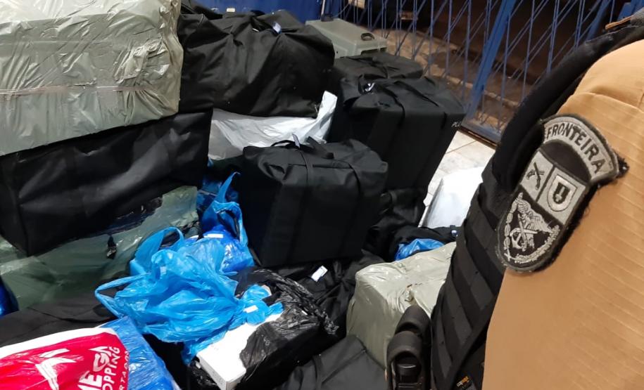 BPFron apreende droga e mercadoria de contrabando em ônibus de viagem no Oeste do Paraná