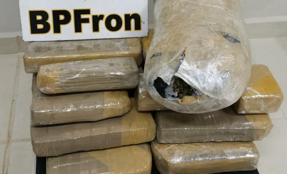 BPFron apreende droga e mercadoria de contrabando em ônibus de viagem no Oeste do Paraná