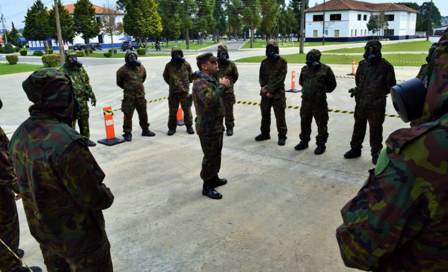 Policiais do 28º Batalhão participam de instrução com o Exército sobre guerra química na Lapa (PR)