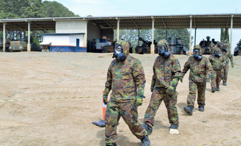 Policiais do 28º Batalhão participam de instrução com o Exército sobre guerra química na Lapa (PR)