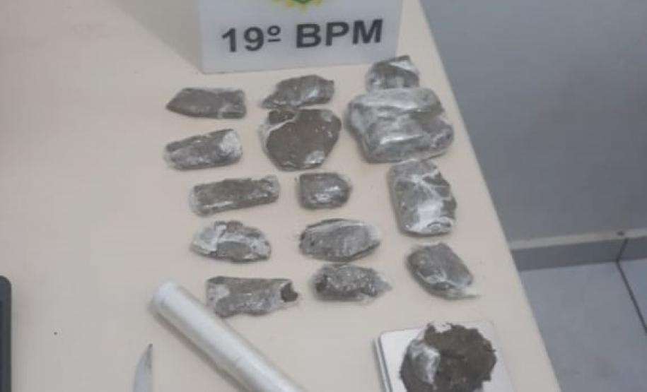 Ao atender ocorrências distintas, PM de Toledo apreende drogas, arma e simulacro