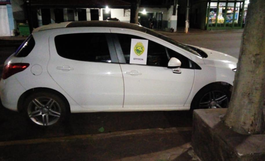 Em situações distintas, BPFron apreende ônibus carregado com cigarros contrabandeados e recupera dois veículos no Oeste do estado