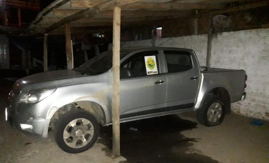 Em situações distintas, BPFron apreende ônibus carregado com cigarros contrabandeados e recupera dois veículos no Oeste do estado