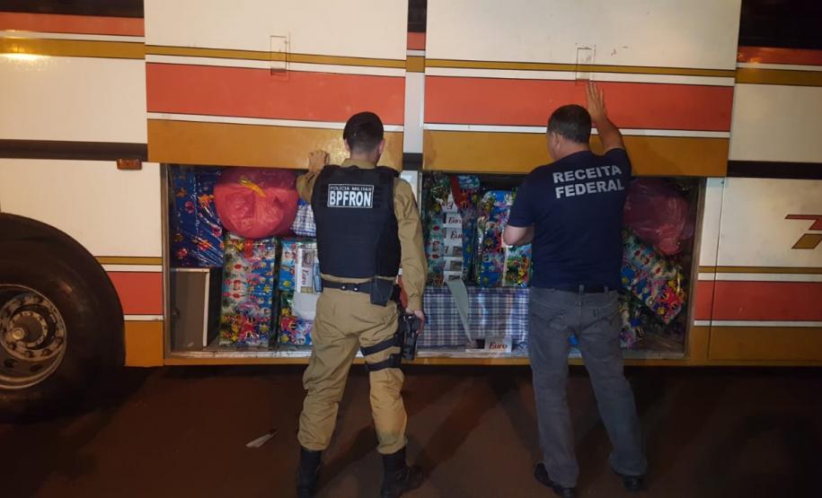 Em situações distintas, BPFron apreende ônibus carregado com cigarros contrabandeados e recupera dois veículos no Oeste do estado