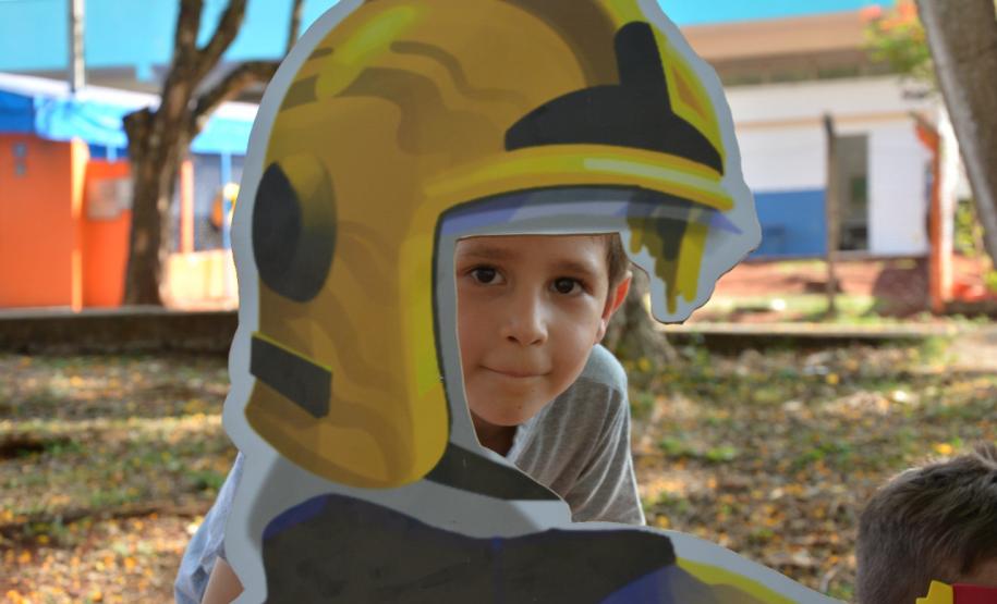 Cão de faro e pôneis fazem alegria das crianças de escola londrinense durante visita da PM