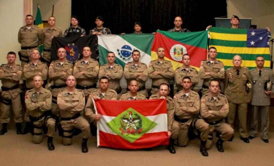 Policiais militares cinotécnicos do Paraná concluem o 1º Curso de Busca e Captura com Cães em Santa Catarina