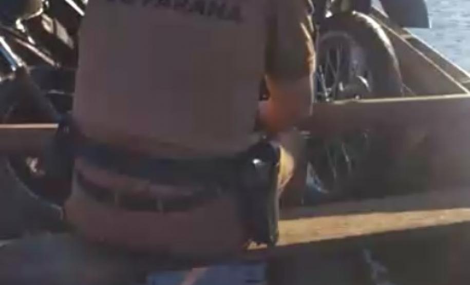 De baixo de sol escaldante, PM’s levam motocicletas apreendidas em barco a remo pelo Rio Paraná em Foz do Iguaçu (PR)