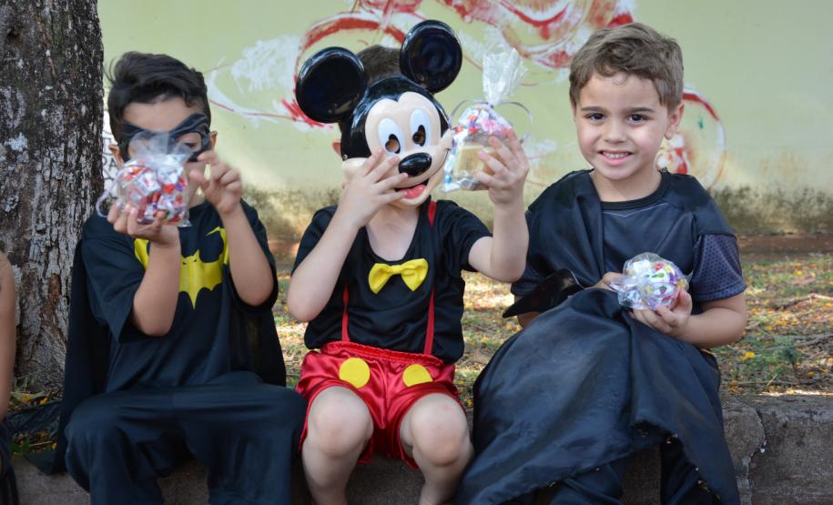 Cão de faro e pôneis fazem alegria das crianças de escola londrinense durante visita da PM