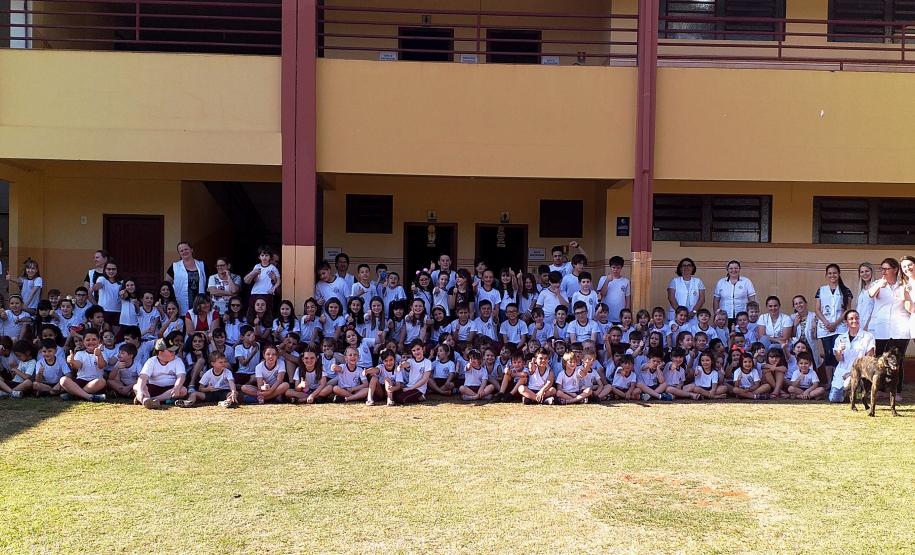 Alunos da Escola Santana em Pato Branco (PR), recebem visita dos policiais militares da ROTAM/CANIL