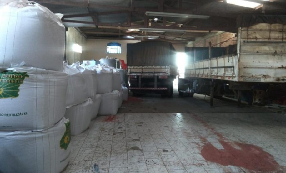 Na Lapa (PR), PM prende dupla e recupera duas carretas carregadas com fertilizantes avaliadas em mais de R$ 600 mil