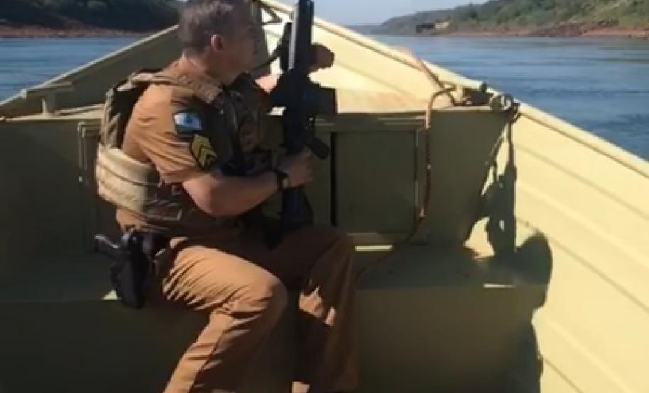 De baixo de sol escaldante, PM’s levam motocicletas apreendidas em barco a remo pelo Rio Paraná em Foz do Iguaçu (PR)