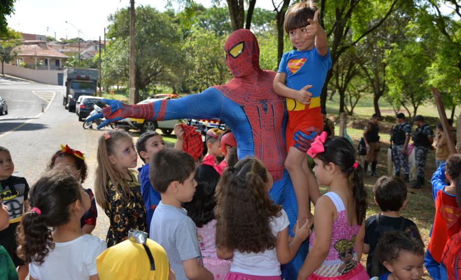Cão de faro e pôneis fazem alegria das crianças de escola londrinense durante visita da PM
