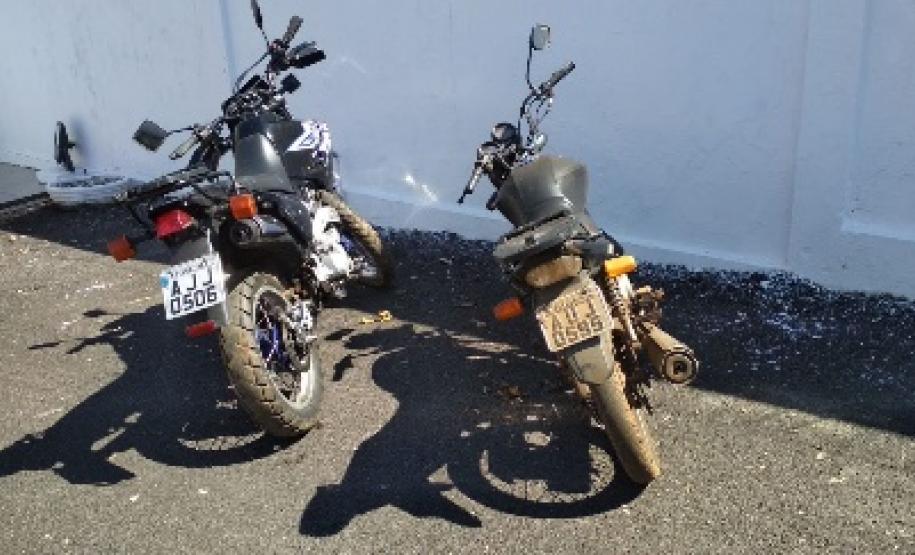 De baixo de sol escaldante, PM’s levam motocicletas apreendidas em barco a remo pelo Rio Paraná em Foz do Iguaçu (PR)