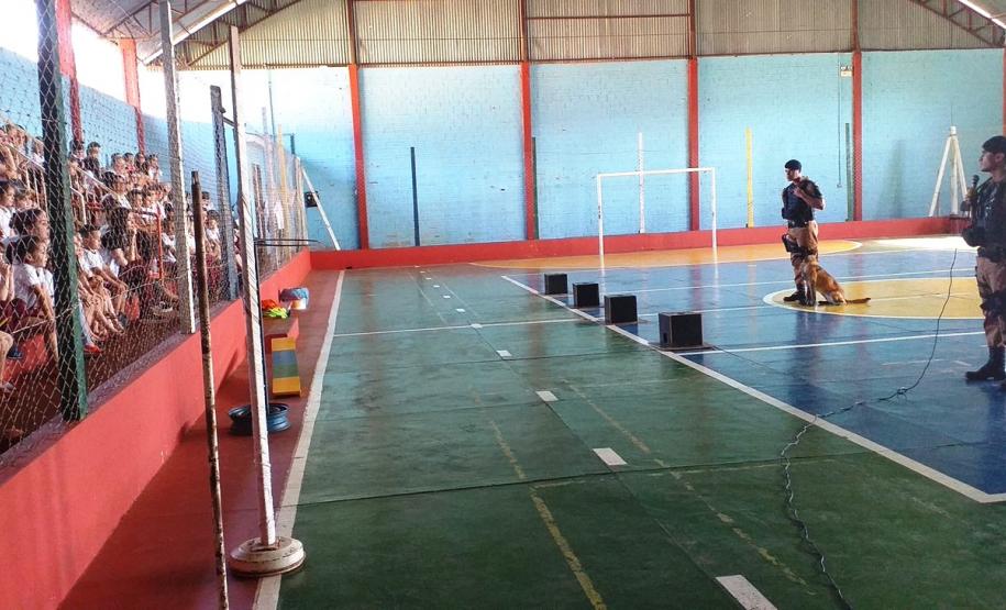 Alunos da Escola Santana em Pato Branco (PR), recebem visita dos policiais militares da ROTAM/CANIL