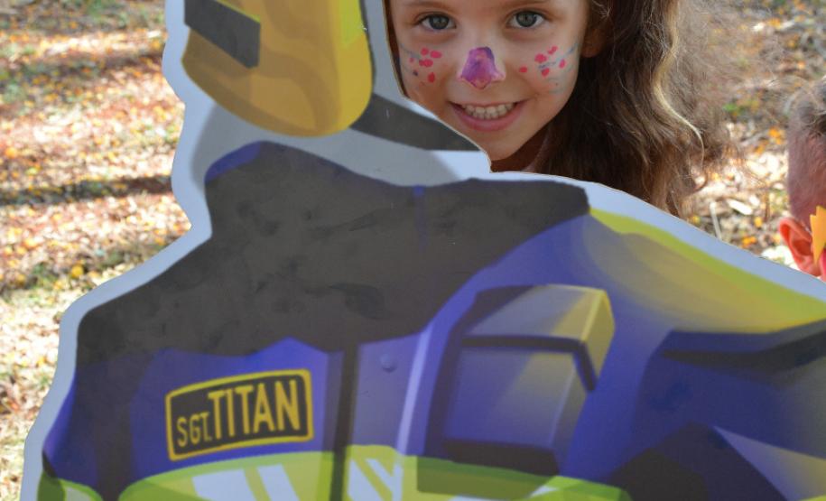 Cão de faro e pôneis fazem alegria das crianças de escola londrinense durante visita da PM