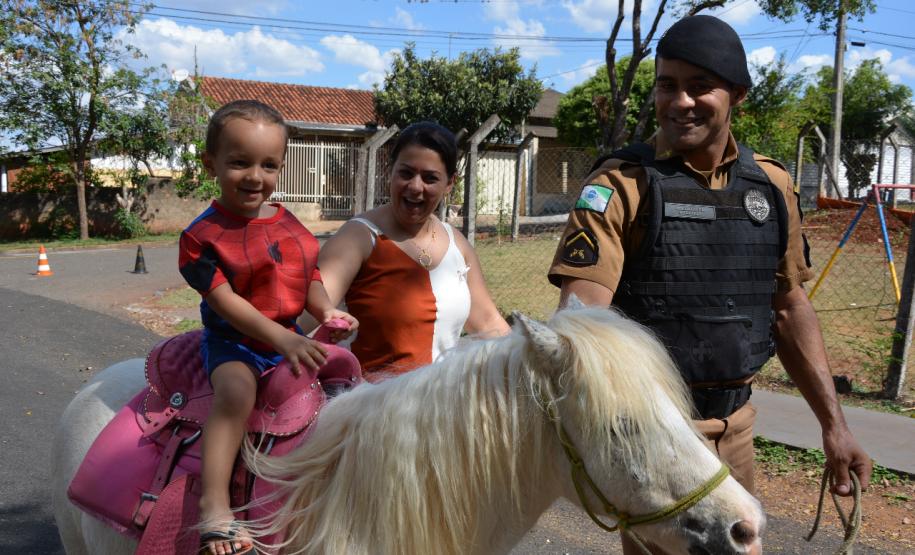 Cão de faro e pôneis fazem alegria das crianças de escola londrinense durante visita da PM