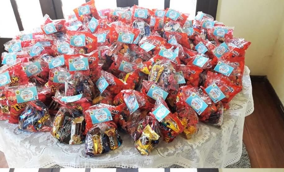 Unidade da PM da Lapa (PR) presenteia mais de 80 crianças com doces e presentes