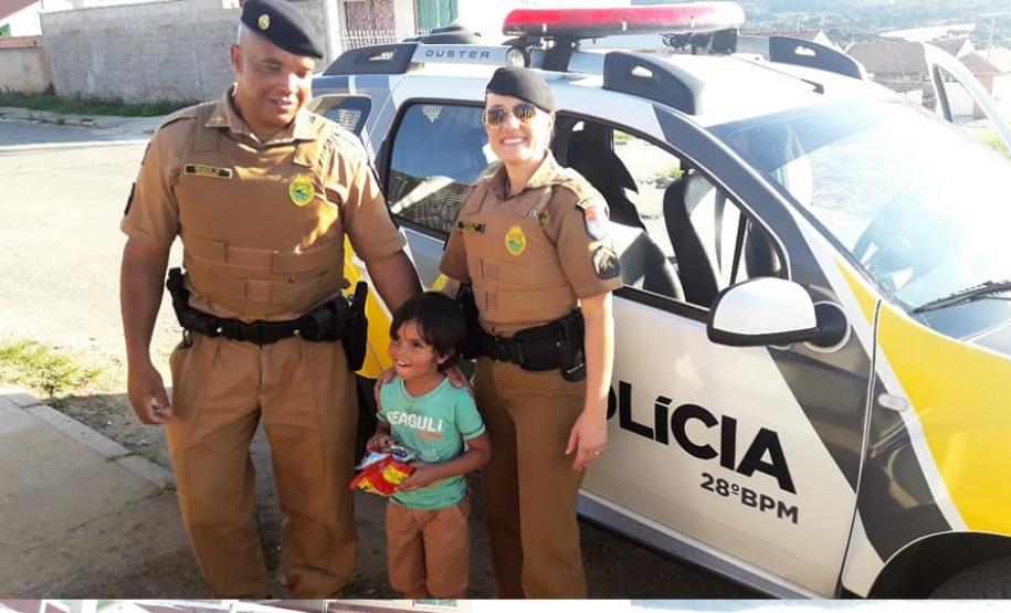 Unidade da PM da Lapa (PR) presenteia mais de 80 crianças com doces e presentes