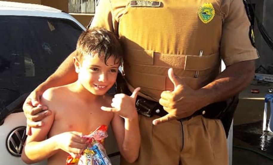 Unidade da PM da Lapa (PR) presenteia mais de 80 crianças com doces e presentes