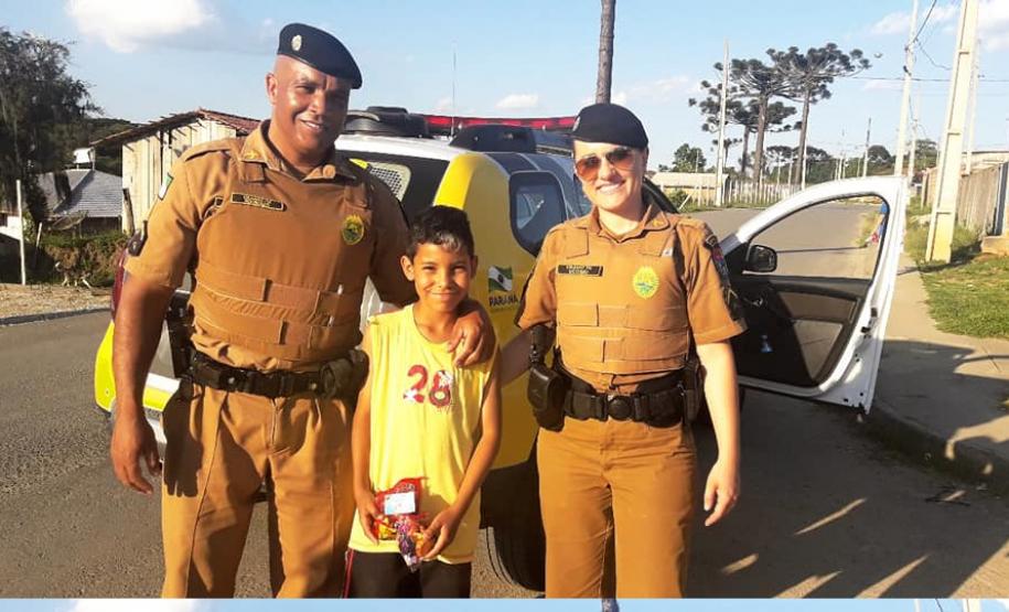 Unidade da PM da Lapa (PR) presenteia mais de 80 crianças com doces e presentes
