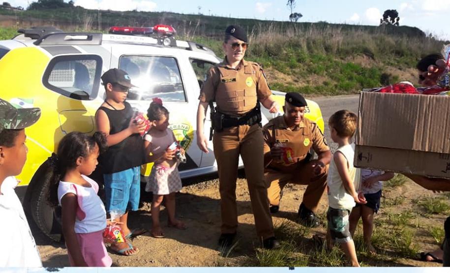 Unidade da PM da Lapa (PR) presenteia mais de 80 crianças com doces e presentes