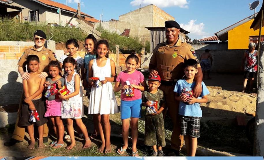 Unidade da PM da Lapa (PR) presenteia mais de 80 crianças com doces e presentes